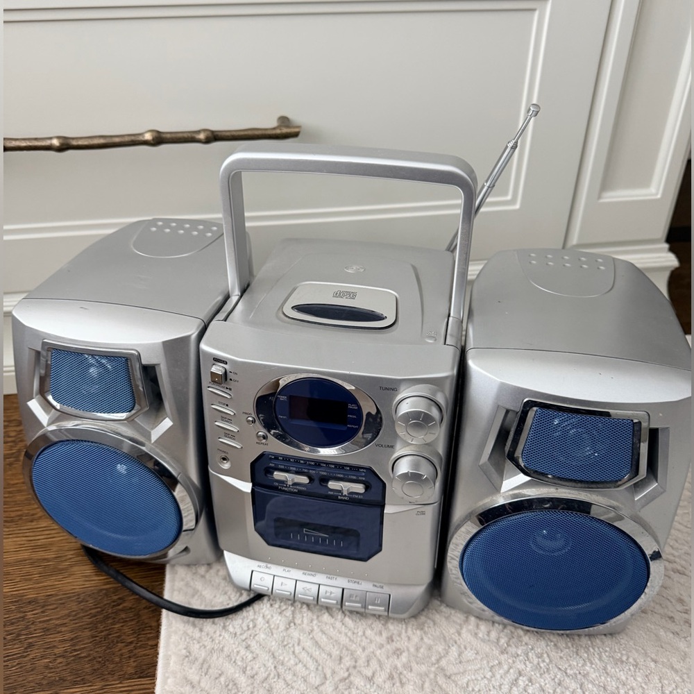 Vintage DURABRAND Model 1493 AM FM Cassette CD Player Boombox Portable Stereo